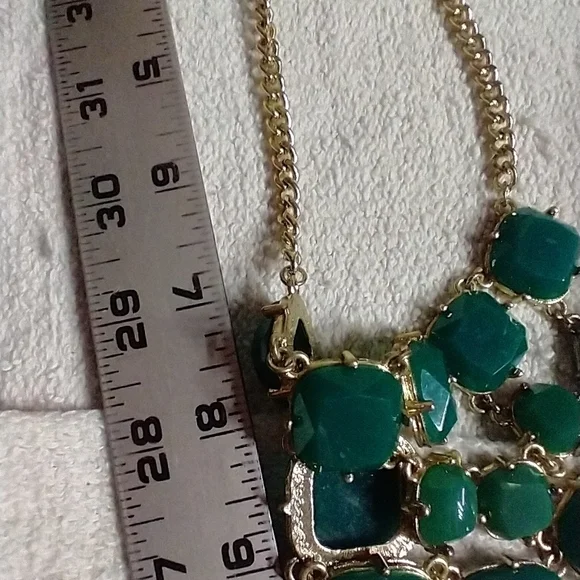 Huge green goldtone runway statement chain necklace - Picture 2 of 3